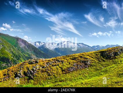 Green Hills suisse en vertu d'un bleu profond de Sly. Vue depuis le haut de Grimselpass près de Totensee lake. La Suisse, les Alpes, l'Europe. Banque D'Images