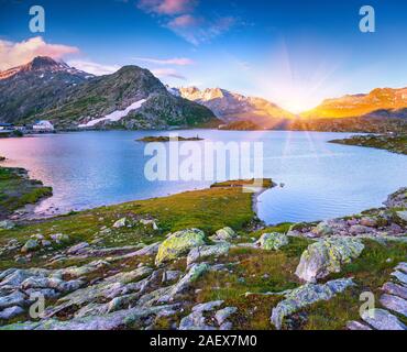 Les derniers rayons de soleil sur le lac Totensee. Alpes, Suisse, Europe. Banque D'Images