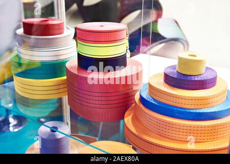 Les courroies en polyester pour un magasin en cargo Banque D'Images