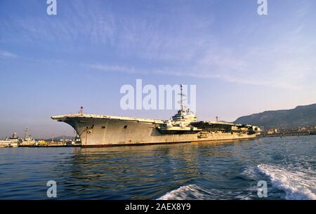 Porte-avions Clemenceau désarmé dans le port de Toulon Banque D'Images