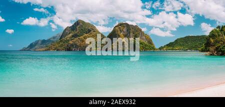 El Nido, Corong Corong plage avec crête de montagne calcaire massif haut avec blue lagoon en avant. Palawan, Philippines Banque D'Images