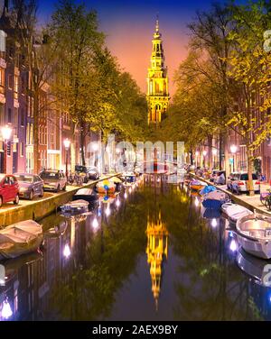 L'Église Zuiderkerk et canaux d'Amsterdam au crépuscule. La nuit illuminations de bâtiments avec des réflexions sur l'eau. Les Pays Bas, l'Europe. Banque D'Images