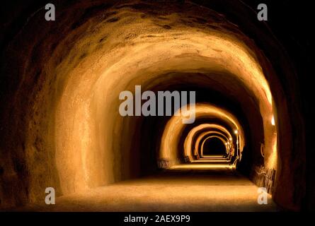 Vintage ou en construction tunnel avec effet visuel dynamique faite par la lumière des lanternes Banque D'Images