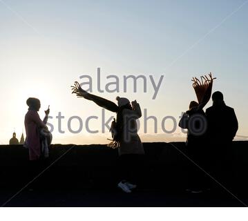 Edinburgh, Ecosse, Royaume-Uni. 11Th Dec 2019. Les visiteurs de Paris esplanade du château de prendre des photos, admirer la vue et se battant avec des vents forts dans le faible soleil d'hiver. Credit : Craig Brown/Alamy Live News Banque D'Images