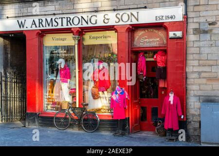 W Armstrong & Son vêtements vintage boutique dans le quartier de Grassmarket à Édimbourg, Écosse, Royaume-Uni Banque D'Images