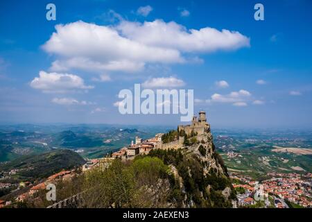 Vue de la forteresse Guaita sur Monte Titano, paysage montagneux dans la distance Banque D'Images