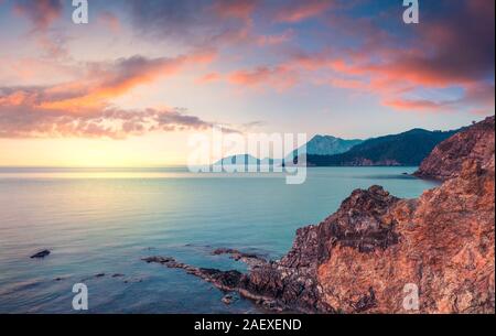 Quelques minutes avant le lever du soleil sur la mer Méditerranée en avril. Matin dans la scène colorée petite baie près de Tekirova village, district de Kemer, un Banque D'Images