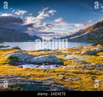 Les derniers rayons de soleil sur le lac Totensee sur le haut de Grimselpass. Alpes, Suisse, Europe. Banque D'Images