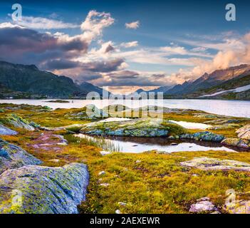 Les derniers rayons de soleil sur le lac Totensee sur le haut de Grimselpass. Alpes, Suisse, Europe. Banque D'Images