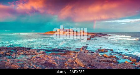 Printemps coloré sur le paysage marin du Cap Passero, Sicile, Italie, Mer Tyrrhénienne, l'Europe. Instagram tonifiant. Banque D'Images