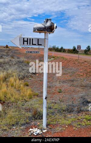 L'Australie, funny sign pour cimetière, également connu sous le nom de boot hill Banque D'Images