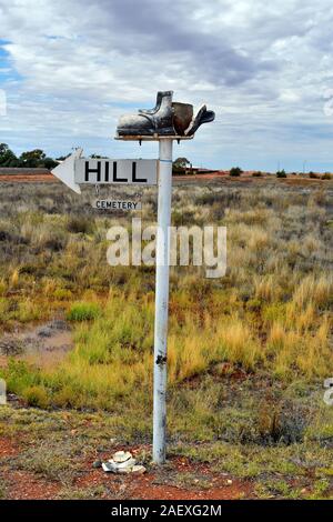 L'Australie, Coober Pedy, direction de cimetière public aka boot hill Banque D'Images