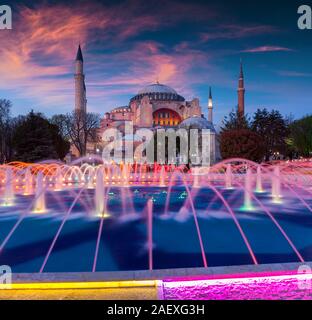 Printemps coloré coucher de soleil dans le parc Sultan Ahmet à Istanbul, Turquie, l'Europe. Fontaine couleur sur l'arrière-plan de la Musée Ayasofya (Hagia Sophia). Ar Banque D'Images