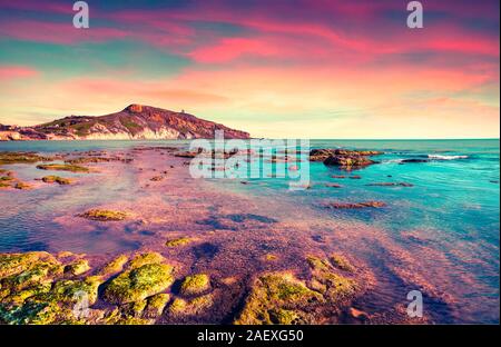 Printemps coloré coucher de soleil depuis le Giallonardo beach, Sicile, Italie, Mer Tyrrhénienne, l'Europe. Instagram tonifiant. Banque D'Images