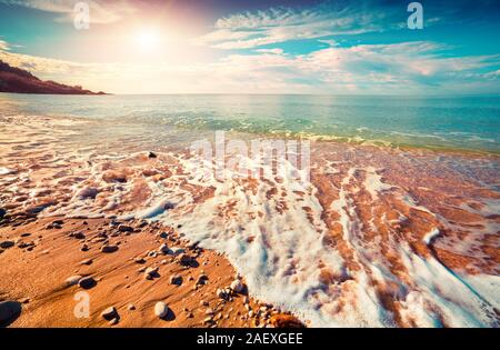 D'azur mer Méditerranée à matin ensoleillé. Location Makauda, Sciacca. Sicilia, Italie du sud, l'Europe. Instagram tonifiant. Banque D'Images