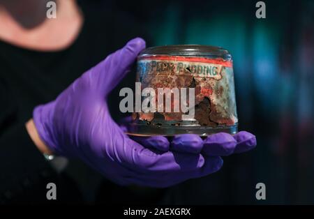 Victoria Frances, conservateur principal au Musée National de la Marine royale, est titulaire d'un pudding de Noël vieux de 120 ans, qui est pensé pour être la plus ancienne dans le monde et est le dernier survivant le pudding de Noël à partir d'un lot de 1 000 envoyés à du personnel de la marine servant à l'avant pendant la Guerre des Boers. Banque D'Images