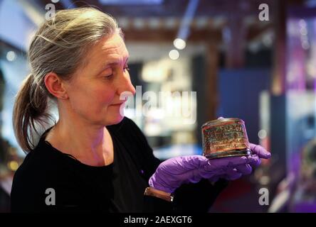 Victoria Frances, conservateur principal au Musée National de la Marine royale, est titulaire d'un pudding de Noël vieux de 120 ans, qui est pensé pour être la plus ancienne dans le monde et est le dernier survivant le pudding de Noël à partir d'un lot de 1 000 envoyés à du personnel de la marine servant à l'avant pendant la Guerre des Boers. Banque D'Images