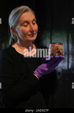 Victoria Frances, conservateur principal au Musée National de la Marine royale, est titulaire d'un pudding de Noël vieux de 120 ans, qui est pensé pour être la plus ancienne dans le monde et est le dernier survivant le pudding de Noël à partir d'un lot de 1 000 envoyés à du personnel de la marine servant à l'avant pendant la Guerre des Boers. Banque D'Images