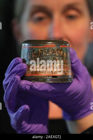 Victoria Frances, conservateur principal au Musée National de la Marine royale, est titulaire d'un pudding de Noël vieux de 120 ans, qui est pensé pour être la plus ancienne dans le monde et est le dernier survivant le pudding de Noël à partir d'un lot de 1 000 envoyés à du personnel de la marine servant à l'avant pendant la Guerre des Boers. Banque D'Images