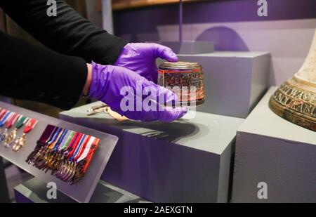 Victoria Frances, conservateur principal au Musée National de la Marine royale, est titulaire d'un pudding de Noël vieux de 120 ans, qui est pensé pour être la plus ancienne dans le monde et est le dernier survivant le pudding de Noël à partir d'un lot de 1 000 envoyés à du personnel de la marine servant à l'avant pendant la Guerre des Boers. Banque D'Images