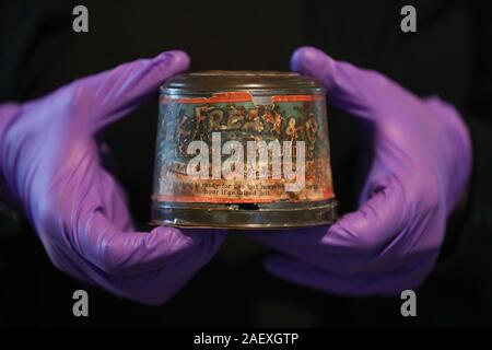 Victoria Frances, conservateur principal au Musée National de la Marine royale, est titulaire d'un pudding de Noël vieux de 120 ans, qui est pensé pour être la plus ancienne dans le monde et est le dernier survivant le pudding de Noël à partir d'un lot de 1 000 envoyés à du personnel de la marine servant à l'avant pendant la Guerre des Boers. Banque D'Images