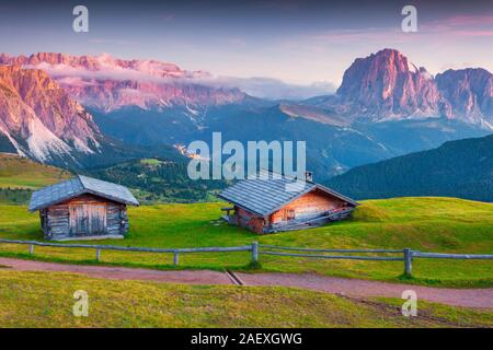 Lever du soleil sur le Sassolungo colorés (Langkofel) et groupe du Sella, vallée Gardena. Parc national des Dolomites, le Tyrol du Sud. Location Ortisei, S. Cristina un Banque D'Images