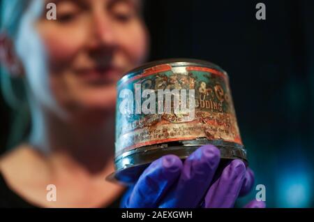 Victoria Frances, conservateur principal au Musée National de la Marine royale, est titulaire d'un pudding de Noël vieux de 120 ans, qui est pensé pour être la plus ancienne dans le monde et est le dernier survivant le pudding de Noël à partir d'un lot de 1 000 envoyés à du personnel de la marine servant à l'avant pendant la Guerre des Boers. Banque D'Images