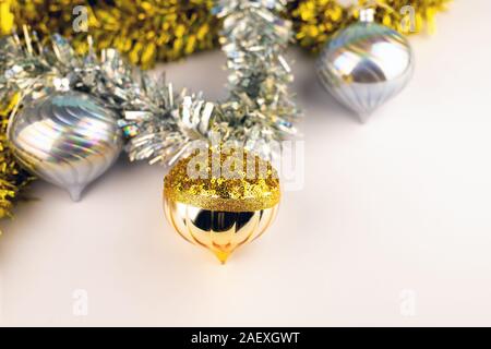 Boules de Noël argent et l'or et de décorations sur fond blanc Banque D'Images