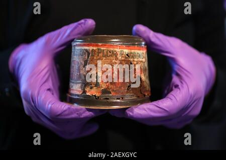 Victoria Frances, conservateur principal au Musée National de la Marine royale, est titulaire d'un pudding de Noël vieux de 120 ans, qui est pensé pour être la plus ancienne dans le monde et est le dernier survivant le pudding de Noël à partir d'un lot de 1 000 envoyés à du personnel de la marine servant à l'avant pendant la Guerre des Boers. Banque D'Images