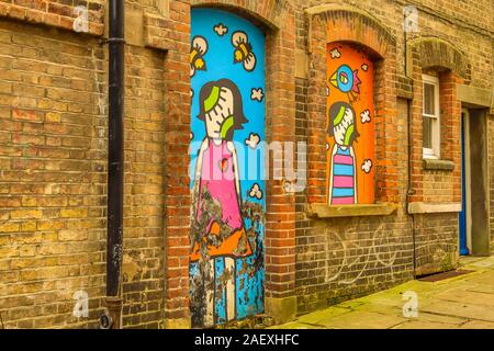 Graffitti vu sur porte et fenêtre sur rue de Folkstone, Kent, UK. Prises le 7 décembre 2019. Banque D'Images