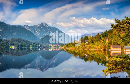 Réflexion spéculaire à la surface de l'eau de Blue Mountain Lake à Grundlsee. Archkogl village dans la brume du matin. Bezirk Liezen District de Styrie dans Banque D'Images