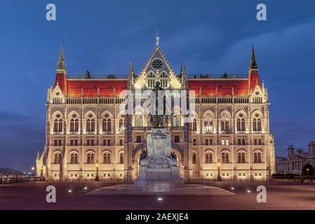 Vue de la nuit de l'édifice éclairé du parlement hongrois à Budapest. J'ai pris cette photo de vue inhabituels. Banque D'Images