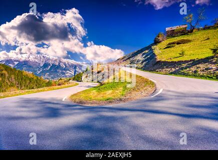 Journée de printemps ensoleillée sur le Col de la Bonette, col Saint Dalmas le Selvage, Alpes, France, Europe. Banque D'Images