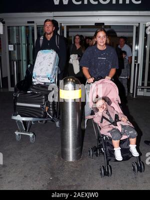 Jacqueline Jossa gagnant avec son mari Dan Osborne arrive retour à l'aéroport d'Heathrow après la série 2019 de Je suis une célébrité ... Sortez-moi de là ! Banque D'Images