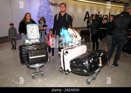 Jacqueline Jossa gagnant avec son mari Dan Osborne arrive retour à l'aéroport d'Heathrow après la série 2019 de Je suis une célébrité ... Sortez-moi de là ! Banque D'Images