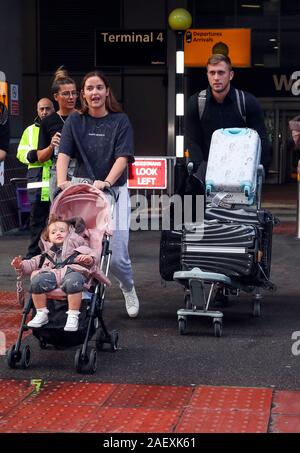 Jacqueline Jossa gagnant avec son mari Dan Osborne arrive retour à l'aéroport d'Heathrow après la série 2019 de Je suis une célébrité ... Sortez-moi de là ! Banque D'Images