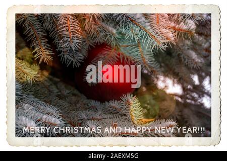 Digital art unique joyeux noël et bonne année carte postale conçue à partir de la belle photo d'un ok computer arbre dans la neige et une boule rouge. Banque D'Images