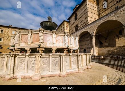 La Fontana Maggiore, une fontaine médiévale situé entre la cathédrale et le Palazzo dei Priori sur la Piazza IV Novembre Banque D'Images