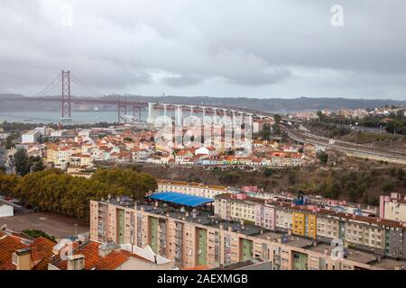 Alcântara Valley et le pont vu du cimetière de Prazeres , Lisbonne - Portugal Banque D'Images