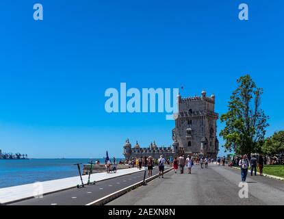Les touristes à marcher en direction de la Tour de Belém sur une journée de printemps ensoleillée. Banque D'Images