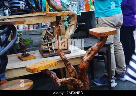 Gros plan d'une bougie en bois stand et d'autres articles exposés à la vente dans la région de Elephant falls, Shillong, Meghalaya, l'accent sélective Banque D'Images