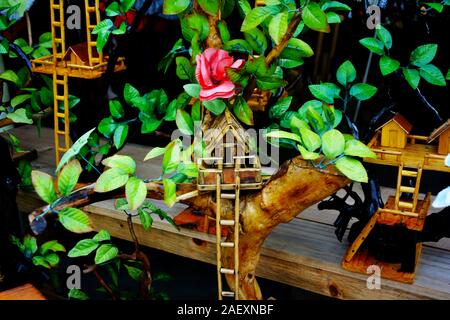 A proximité de très belles maisons dans les arbres de petits jouets en bois, des bambous avec des feuilles vertes, exposés à la vente dans la région de Elephant Hills de Shillong, Meghalaya Banque D'Images