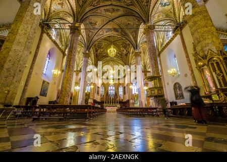 Vue panoramique à l'intérieur de la cathédrale de Pérouse Banque D'Images
