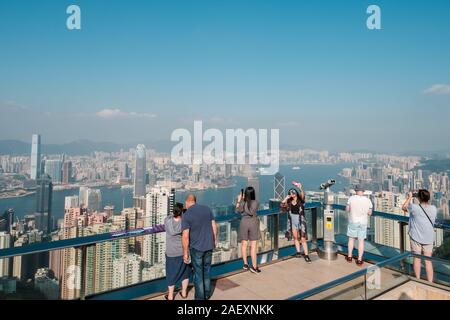 Hong Kong, Chine - Novembre 2019 : les personnes bénéficiant de la vue sur l'horizon de HongKong à partir de la crête. C'est le plus populaire attraction touristique de Hong Kong Banque D'Images