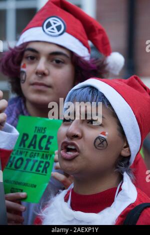 Londres, Royaume-Uni, 11 Décembre 2019 : Extinction de terminer leur rébellion 12 jours de manifestations de crise avec un groupe de pères Noël qui s'est rendu au siège de tous les partis politiques pour savoir s'ils ont été Gentil ou méchant sur les questions environnementales. Conservtive Partie AC obtenu au lieu de charbon présente car de leur manifeste politique sur l'environnement et faible car tant de candidats conservateurs avaient refusé de participer à la campagne électorale. Anna Watson/Alamy Live News Banque D'Images