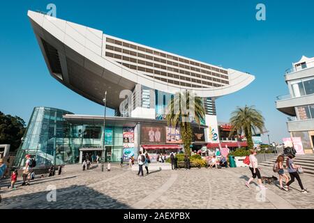 Hong Kong, Chine - Novembre 2019 : La tour pointe près du sommet du Pic Victoria sur l'île de Hong Kong, Hong Kong Banque D'Images