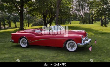 PLYMOUTH, MI/USA - Le 28 juillet 2019 : une voiture Buick Skylark 1953 à l'affiche au Concours d'elégance d'Amérique car show au Inn at St John's. Banque D'Images