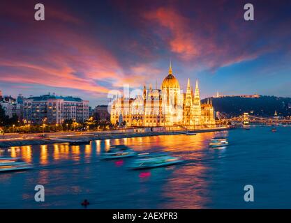 Soirée colorée vue sur le Parlement et le Pont des Chaînes. Coucher de soleil spectaculaire à Budapest, Hongrie, Europe. Style artistique poste a traité la photo. Banque D'Images