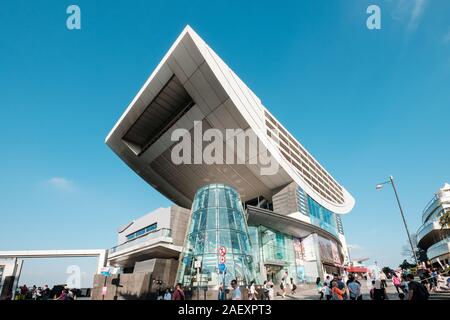 Hong Kong, Chine - Novembre 2019 : La tour pointe près du sommet du Pic Victoria sur l'île de Hong Kong, Hong Kong Banque D'Images