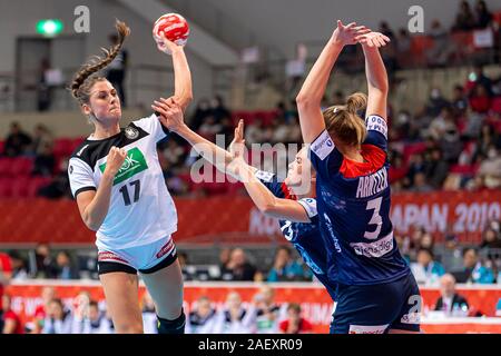 Kumamoto, Japon. Dec 11, 2019. Le Handball, les femmes : Coupe du Monde 2019, Tour principal, Groupe 1, 8ème journée, la Norvège - Allemagne. Alicia Stolle (l-r) de l'Allemagne, de la Norvège et Kari Brattset Emilie Hegh Arntzen de Norvège en action. Crédit : Marco Wolf/wolf-sportfoto/dpa/Alamy Live News Banque D'Images